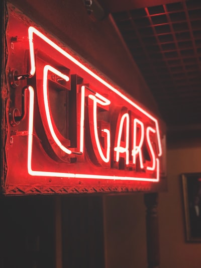 红色雪茄霓虹灯标牌悬挂装饰